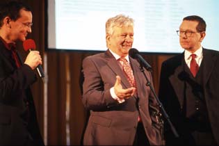 Moderator Knut Elstermann, FFA-Präsident Eberhard Junkerdorf und Friedemann Beyer, Vorstand der Friedrich-Wilhelm-Murnau-Stiftung, Wiesbaden (v.l.n.r.)